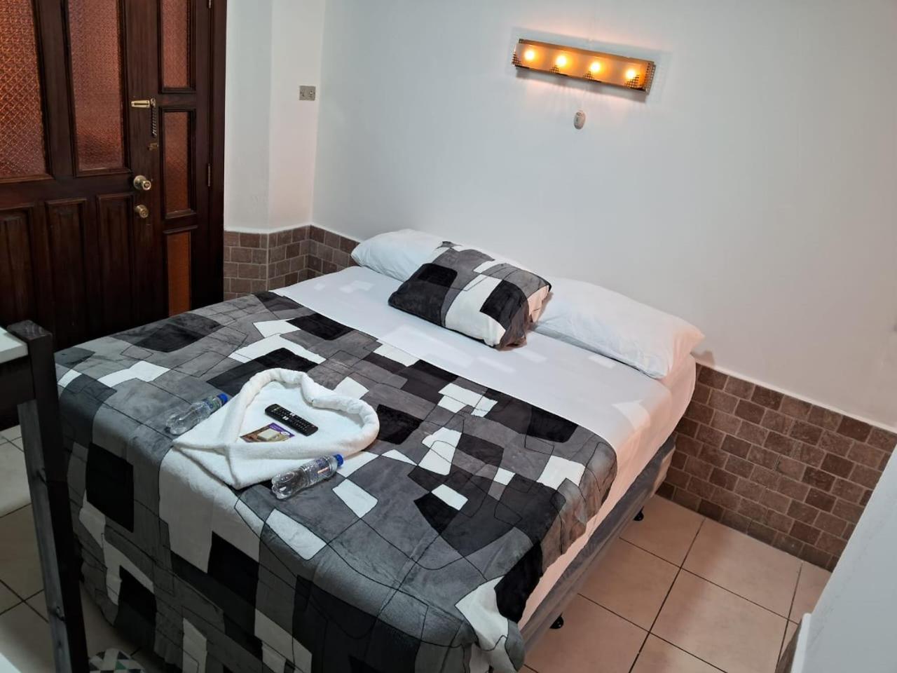Hotel Kamelot Parque Central 克萨尔特南戈 外观 照片
